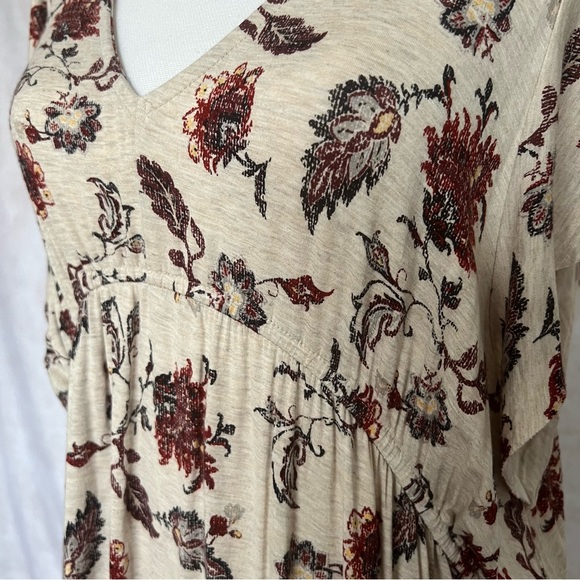 Women’s Cream Top with Floral Pattern in a Size XXL. - Picture 2 of 6